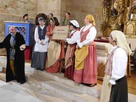 Los vecinos de Huerta asisten en la iglesia parroquial a la representación de la obra de teatro «Buscando a Nebrija»