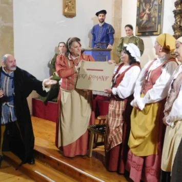 El grupo de teatro Lazarillo de Tormes representa “Buscando a Nebrija” en Parada de Arriba