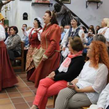 Lleno en la iglesia de San Luis, de Peñaranda, para disfrutar de la representación teatral «Buscando a Nebrija»