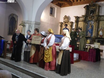 Barbadillo ovaciona con emoción la obra ‘Buscando a Nebrija’