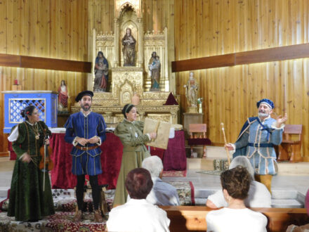 Poveda de las Cintas ovaciona la obra ‘Buscando a Nebrija’