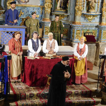 Navacarros acoge la obra teatral “Buscando a Nebrija” de Denis Rafter