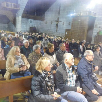 La iglesia de Macotera acoge la representación número 115 de la exitosa obra teatral «Buscando a Nebrija»