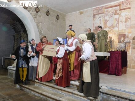 Iruelos aplaude la obra ‘Buscando a Nebrija’ en su iglesia parroquial