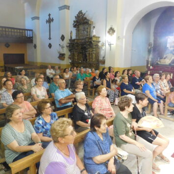 Bóveda del Río Almar acoge en su templo parroquial al grupo de teatro Lazarillo de Tormes con su obra «Buscando a Nebrija»