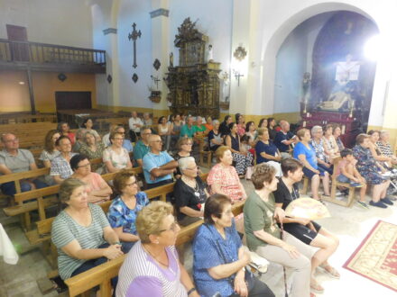Bóveda del Río Almar acoge en su templo parroquial al grupo de teatro Lazarillo de Tormes con su obra «Buscando a Nebrija»