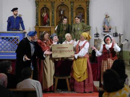 Bocacara aplaudió la representación de «Buscando a Nebrija» en su iglesia parroquial