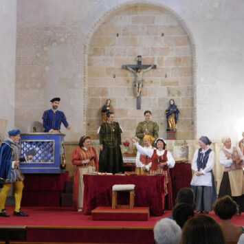 «Buscando a Nebrija» lució en la renacida iglesia de Castellanos de Moriscos