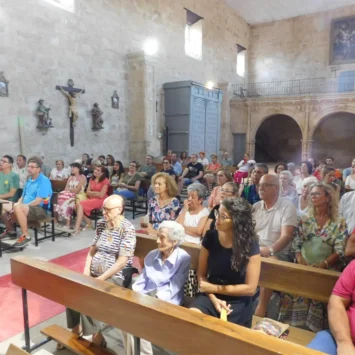 Arcediano disfruta del teatro con la obra «Buscando a Nebrija»