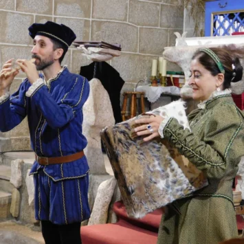 Puerto Seguro recibe emocionado el montaje «Buscando a Nebrija»