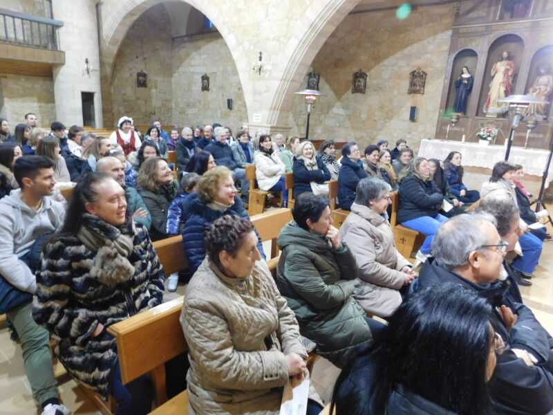 Los vecinos de Arabayona de Mógica disfrutan en su iglesia con la representación de la exitosa obra teatral «Buscando a Nebrija»