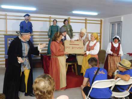 Sando se rinde a la ‘magia del teatro’ con la función 274 de ‘Buscando a Nebrija’