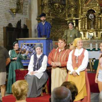 Ovación y público en pie acompañan a ‘Buscando a Nebrija’ en Zorita de la Frontera