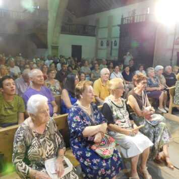 Zorita de la Frontera disfruta en su iglesia parroquial de la obra «Buscando a Nebrija» con el grupo de teatro Lazarillo de Tormes