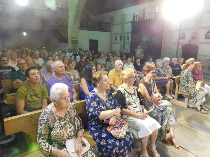 Zorita de la Frontera disfruta en su iglesia parroquial de la obra «Buscando a Nebrija» con el grupo de teatro Lazarillo de Tormes